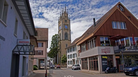 Andelfingen Andelfingen liegt mitten im Zürcher Weinland und hat seinen ganz eigenen, ruhigen Charme. Beim Spaziergang durch den historischen Ortskern entdeckt man schöne Riegelhäuser, kleine Gassen und gemütliche Plätze. Besonders spannend sind die sechs Mühlen, die von der langen Mühlentradition der Gegend erzählen. Rund um den Ort führen Wege durch Rebberge und entlang der Thur – eine schöne Gelegenheit, Geschichte und Landschaft miteinander zu verbinden.