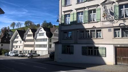 Appenzeller Tradition erleben Gais ist eng mit der traditionellen Kultur des Appenzellerlandes verbunden. Architektur, Landschaft und das gepflegte Dorfbild vermitteln noch heute ein Stück dieser besonderen regionalen Identität. Wer aufmerksam unterwegs ist, kann diese Tradition an vielen kleinen Stellen entdecken.
