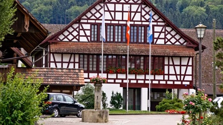 Berg am Irchel Berg am Irchel liegt mitten im Zürcher Weinland und ist ein schöner Ausgangspunkt, um die ländliche Umgebung zu entdecken. Rund um das Dorf führen Wege durch Rebberge, Wiesen und Wälder, mit immer wieder schönen Blicken über die Landschaft. Ein besonderes Erlebnis ist die Greifvogelstation Berg am Irchel, wo man faszinierende Greifvögel und Eulen aus der Nähe beobachten kann. So lässt sich ein Spaziergang durch die Natur gut mit einem Besuch bei den Tieren verbinden.