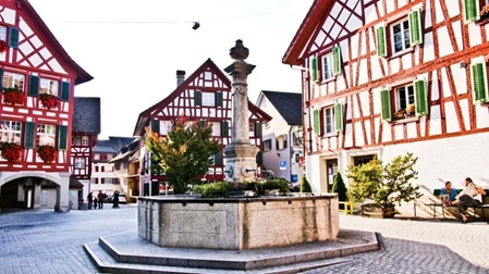 ülach Lust auf einen kleinen Ausflug, bei dem es immer wieder etwas zu entdecken gibt? Dann lohnt sich ein Besuch in Bülach. In der historischen Altstadt führen enge Gassen zwischen alten Häusern hindurch, vorbei an gemütlichen Plätzen und der markanten Stadtkirche. Nach dem Bummel durch die Stadt geht es hinaus ins Grüne. Perfekt, um noch ein wenig die Beine zu vertreten und den Tag entspannt ausklingen zu lassen.