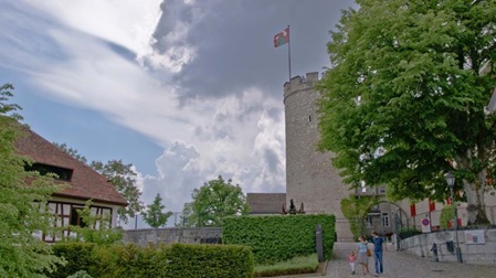 Regensberg Wer durch Regensberg spaziert, fühlt sich schnell ein wenig in vergangene Zeiten versetzt. Die kleinen Gassen, alten Häuser und der mächtige Turm geben dem Ort seinen besonderen Charakter. Und dann ist da noch die Aussicht: Von hier oben schweift der Blick weit über das Zürcher Unterland. Nach einem Rundgang durch das Städtchen lädt die Umgebung zu einem gemütlichen Spaziergang ein.