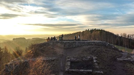 Burgruine Schauenberg Ein kleiner Spaziergang durch den Wald führt hinauf zur Burgruine Schauenberg. Von der einstigen Burg sind heute noch Mauerreste zu sehen, die neugierig machen und von vergangenen Zeiten erzählen. Oben angekommen, wartet zudem eine schöne Aussicht über die Landschaft. Ein unkomplizierter Ausflug, bei dem Kinder auf Entdeckungstour gehen können und auch die Erwachsenen etwas über die Geschichte des Ortes erfahren.