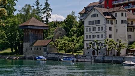 Immer wieder öffnet sich der Blick auf den Rhein. Gerade diese Verbindung zwischen historischer Altstadt und Fluss macht den besonderen Reiz von Diessenhofen aus. Ein Spaziergang lässt sich deshalb ideal mit einem Abstecher ans Rheinufer verbinden.