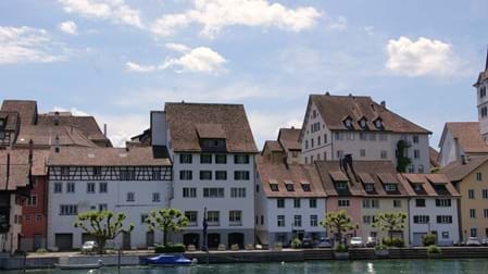 Immer wieder öffnet sich der Blick auf den Rhein. Gerade diese Verbindung zwischen historischer Altstadt und Fluss macht den besonderen Reiz von Diessenhofen aus. Ein Spaziergang lässt sich deshalb ideal mit einem Abstecher ans Rheinufer verbinden.
