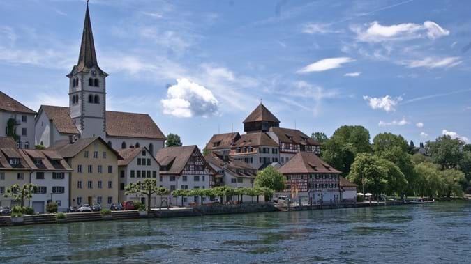 Immer wieder öffnet sich der Blick auf den Rhein. Gerade diese Verbindung zwischen historischer Altstadt und Fluss macht den besonderen Reiz von Diessenhofen aus. Ein Spaziergang lässt sich deshalb ideal mit einem Abstecher ans Rheinufer verbinden.