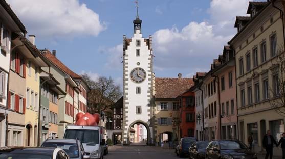 Der Siegelturm Der markante Siegelturm ist das eigentliche Wahrzeichen von Diessenhofen und prägt das Bild der historischen Altstadt. Der mittelalterliche Torturm war einst Teil der Stadtbefestigung und erinnert noch heute an die bewegte Vergangenheit des Städtchens. Mit seinem charakteristischen Erscheinungsbild ist er ein beliebtes Fotomotiv und ein schöner Ausgangspunkt für einen Rundgang durch die Altstadt.