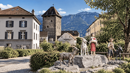 Entdecken Sie Maienfeld: Wo Heidi, sonnige Rebberge und Bündner Charme aufeinandertreffen. Lassen Sie sich von historischen Gassen, traumhaften Aussichtspunkten und dem idyllischen Heididorf verzaubern.