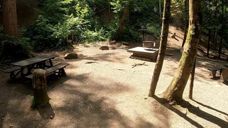 Pause: Entlang des Weges gibt es mehrere Grillplätze.