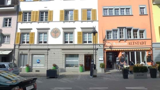 Beim Rundgang durch die Altstadt fallen immer wieder prächtige Bürgerhäuser und liebevoll erhaltene Fassaden auf. Manche Gebäude erzählen mit ihren Details noch heute von der Geschichte und dem früheren Leben in der Stadt. Wer aufmerksam durch die Gassen geht, entdeckt dabei immer wieder neue Blickwinkel und kleine Besonderheiten.