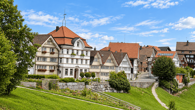 Das macht Schwellbrunn besonders Historisches Dorfbild – traditionelle Appenzeller Häuser und liebevoll gepflegte Details prägen das Dorf. Fantastische Aussicht – bei guter Sicht reicht der Blick über das Appenzellerland bis zum Alpstein und Bodensee. Wandern und Spazieren – rund um Schwellbrunn warten zahlreiche Wege durch die typische Hügellandschaft. Appenzeller Tradition – Brauchtum und regionale Kultur gehören bis heute zum Dorfbild. Gemütlich einkehren – Restaurants und Gasthäuser laden nach dem Spaziergang zum Verweilen ein.