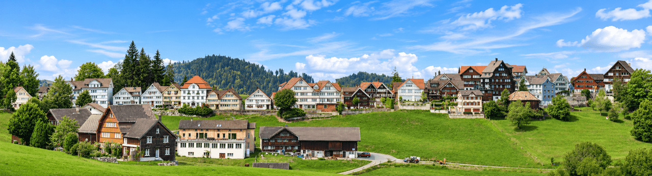 2017 wurde Schwellbrunn zum schönsten Dorf der Schweiz gewählt. Wer durch das Dorf spaziert, versteht schnell warum: Hier treffen Appenzeller Tradition, gepflegte Häuser, gelebtes Brauchtum und eine wunderschöne Landschaft aufeinander.