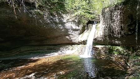 Kemptnertobel bei Wetzikon Ein Bach, kleine Wasserfälle, Brücken und schmale Waldwege – im Kemptnertobel gibt es auf kurzer Strecke viel zu entdecken. Der Weg führt durch die grüne Schlucht und immer wieder ganz nah am Wasser entlang. Gerade für Kinder wird der Spaziergang schnell zur kleinen Entdeckungstour. Am besten nimmt man sich etwas Zeit, denn hier gibt es hinter fast jeder Kurve etwas Neues zu sehen.