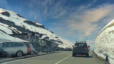Klausenpass – unterwegs zwischen Uri und Glarus Die Fahrt über den Klausenpass ist allein schon ein Erlebnis. Die Strasse führt durch das Schächental vorbei an grünen Alpweiden, steilen Berg­hängen und immer wieder schönen Aus­sichts­punkten. Wer unterwegs anhält, kann die Bergwelt in Ruhe geniessen oder ein Stück zu Fuss weitergehen.