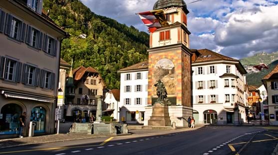 Rathausplatz Der Rathausplatz gehört zu den markanten Orten im Zentrum von Altdorf. Hier befinden sich wichtige historische Gebäude und der Platz lädt dazu ein, kurz innezuhalten und das besondere Ambiente des Ortskerns auf sich wirken zu lassen. Von hier aus lassen sich weitere Sehenswürdigkeiten bequem zu Fuss erreichen.