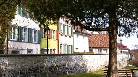 Auch von der einstigen Stadtbefestigung sind in Diessenhofen noch Spuren erhalten. Ein besonderes Beispiel ist der Unterhof, eine ehemalige Burganlage direkt am Rhein. Das historische Gebäude erinnert an die wehrhafte Vergangenheit der Stadt und verbindet Geschichte heute mit Genuss: Im Unterhof befindet sich ein Restaurant, das sich ideal für eine gemütliche Einkehr während des Ausflugs eignet.
