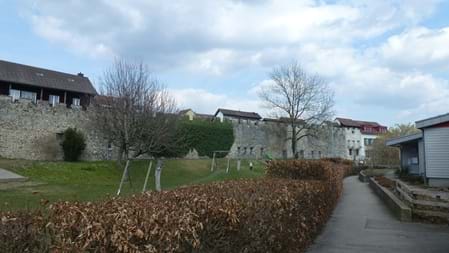 Auch von der einstigen Stadtbefestigung sind in Diessenhofen noch Spuren erhalten. Ein besonderes Beispiel ist der Unterhof, eine ehemalige Burganlage direkt am Rhein. Das historische Gebäude erinnert an die wehrhafte Vergangenheit der Stadt und verbindet Geschichte heute mit Genuss: Im Unterhof befindet sich ein Restaurant, das sich ideal für eine gemütliche Einkehr während des Ausflugs eignet.