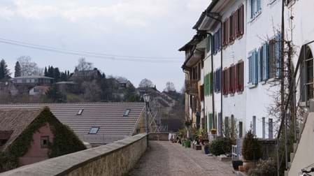 Auch von der einstigen Stadtbefestigung sind in Diessenhofen noch Spuren erhalten. Ein besonderes Beispiel ist der Unterhof, eine ehemalige Burganlage direkt am Rhein. Das historische Gebäude erinnert an die wehrhafte Vergangenheit der Stadt und verbindet Geschichte heute mit Genuss: Im Unterhof befindet sich ein Restaurant, das sich ideal für eine gemütliche Einkehr während des Ausflugs eignet.